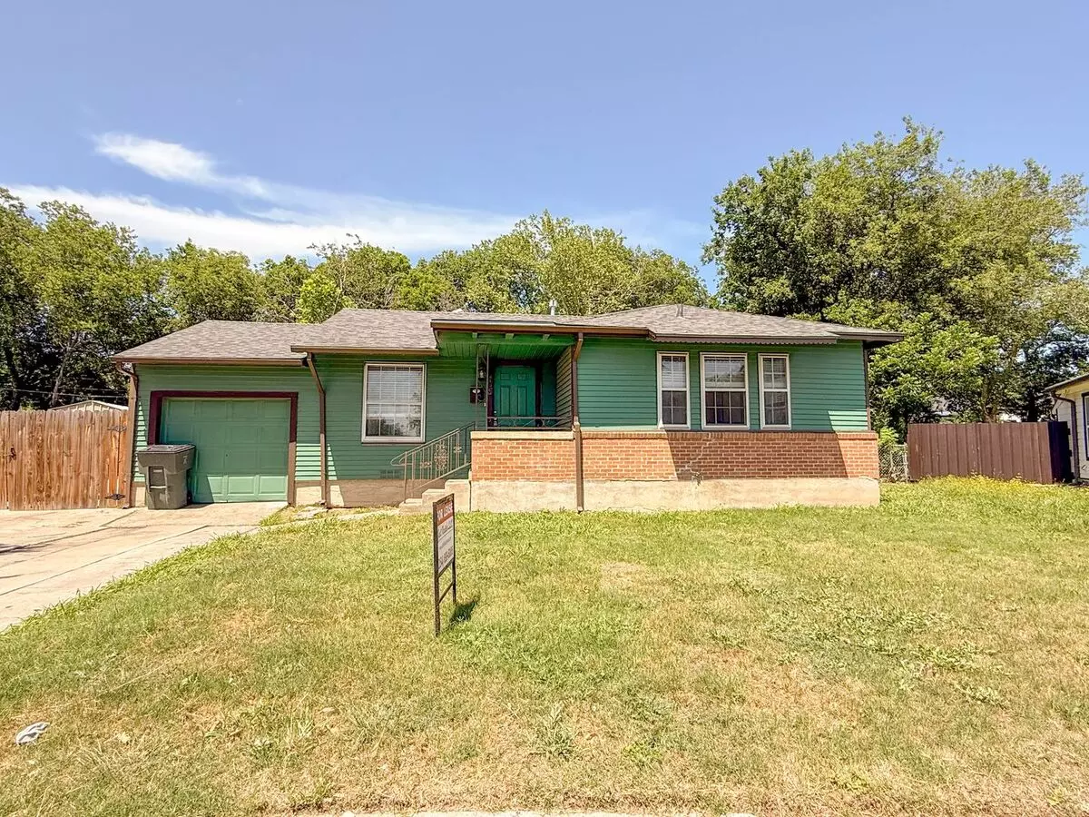 Available Now!!!! This Charming 1 Story, 2 Bedroom, 1 Bath, 1 Car Garage (with Garage Door Opener) House Could Be Your Next Home! This Home Also Has A Storage Building For Your Convenience. Beautiful Wood Look Flooring In The Family Room, Dining, Hallway House for rent in Killeen, TX